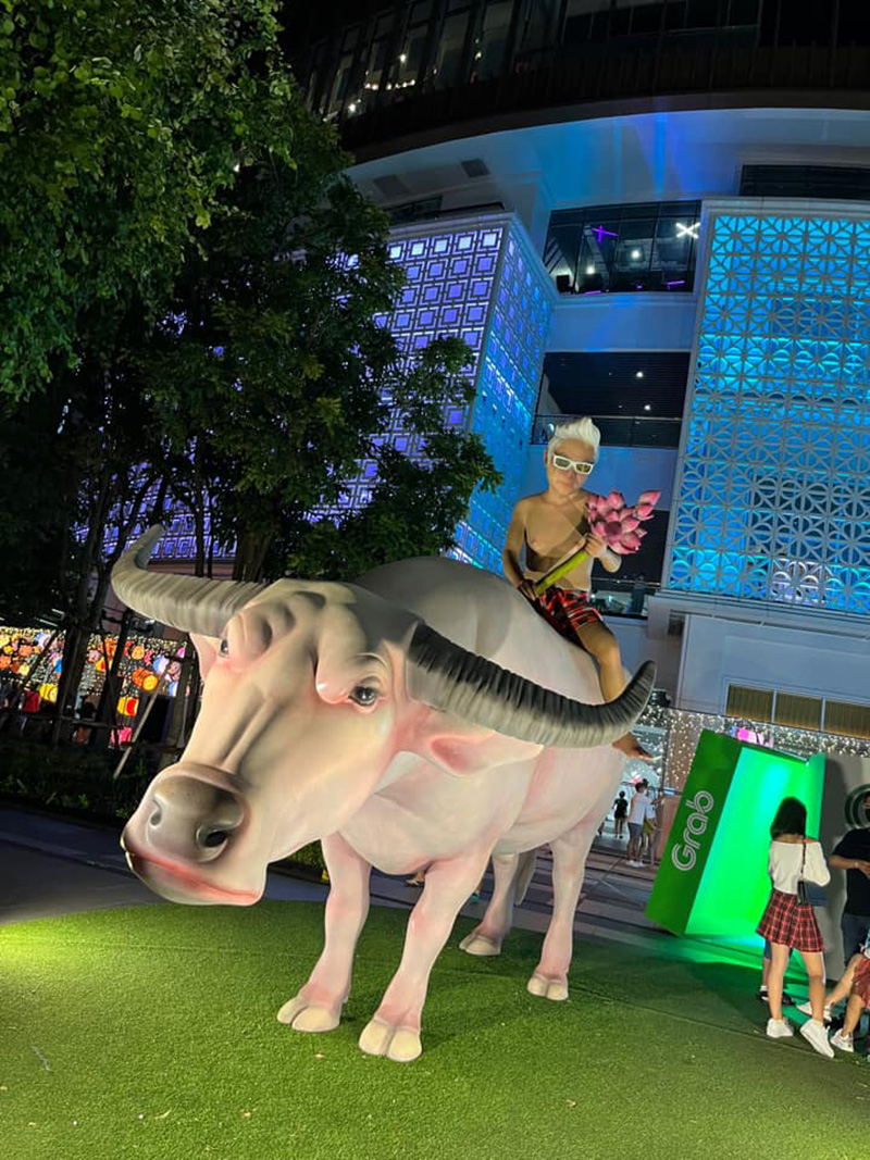 จวก ฝรั่งเมา ปีนงานศิลปะ ควายเผือก สามย่าน มิตรทาวน์ ล้มพังกระจุย จวก ฝรั่งเมา ปีนงานศิลปะ ควายเผือก สามย่าน มิตรทาวน์ ล้มพังกระจุย