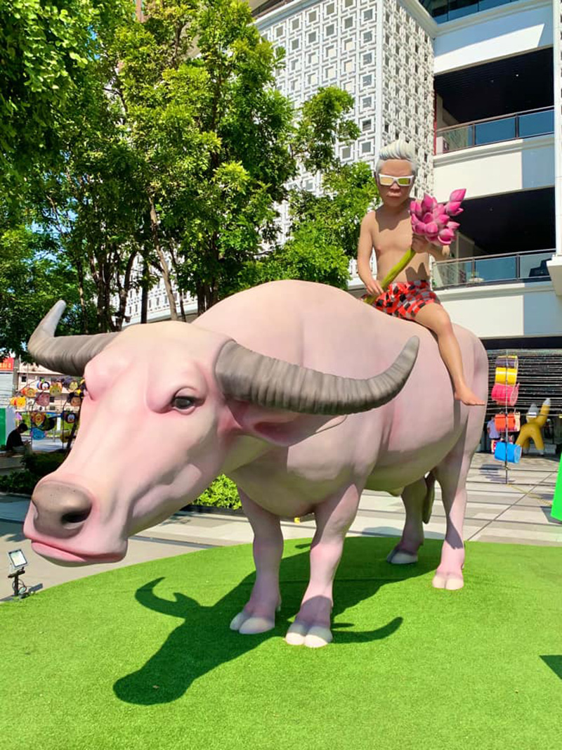 จวก ฝรั่งเมา ปีนงานศิลปะ ควายเผือก สามย่าน มิตรทาวน์ ล้มพังกระจุย จวก ฝรั่งเมา ปีนงานศิลปะ ควายเผือก สามย่าน มิตรทาวน์ ล้มพังกระจุย