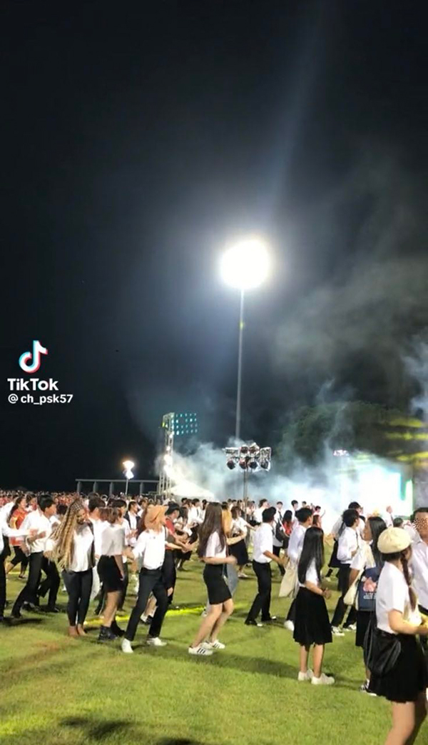 รับน้อง มข. สุดม่วน โชว์สเต็ปเพลงชาติ ทุ่งลุยลาย เมนต์สนั่นเหตุผลที่อยากเรียนที่นี่ รับน้อง มข. สุดม่วน โชว์สเต็ปเพลงชาติ ทุ่งลุยลาย เมนต์สนั่นเหตุผลที่อยากเรียนที่นี่