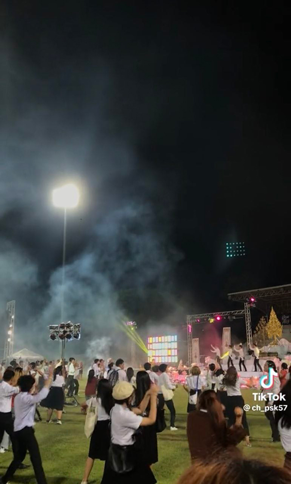 รับน้อง มข. สุดม่วน โชว์สเต็ปเพลงชาติ ทุ่งลุยลาย เมนต์สนั่นเหตุผลที่อยากเรียนที่นี่ รับน้อง มข. สุดม่วน โชว์สเต็ปเพลงชาติ ทุ่งลุยลาย เมนต์สนั่นเหตุผลที่อยากเรียนที่นี่