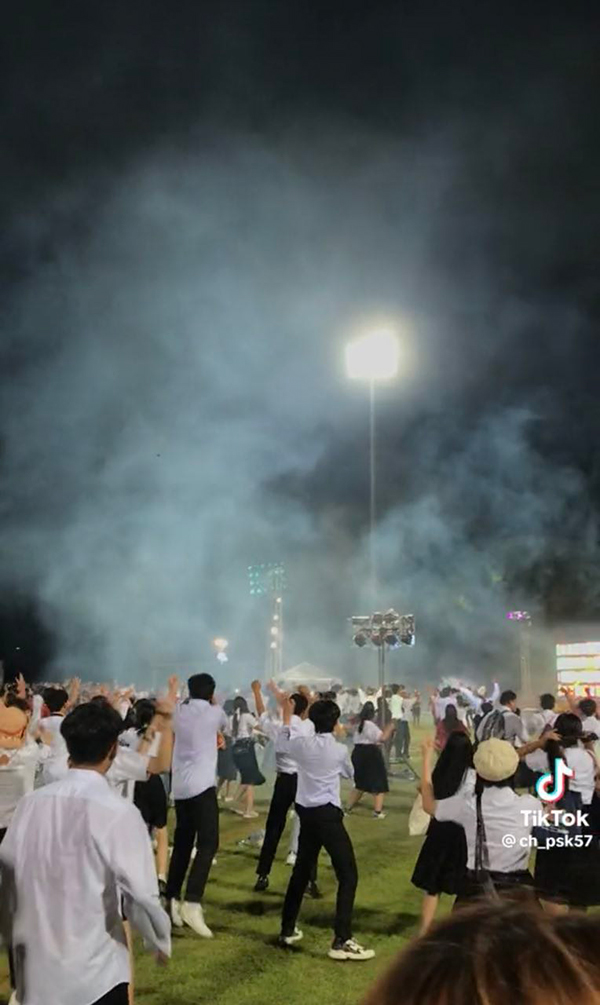 รับน้อง มข. สุดม่วน โชว์สเต็ปเพลงชาติ ทุ่งลุยลาย เมนต์สนั่นเหตุผลที่อยากเรียนที่นี่ รับน้อง มข. สุดม่วน โชว์สเต็ปเพลงชาติ ทุ่งลุยลาย เมนต์สนั่นเหตุผลที่อยากเรียนที่นี่