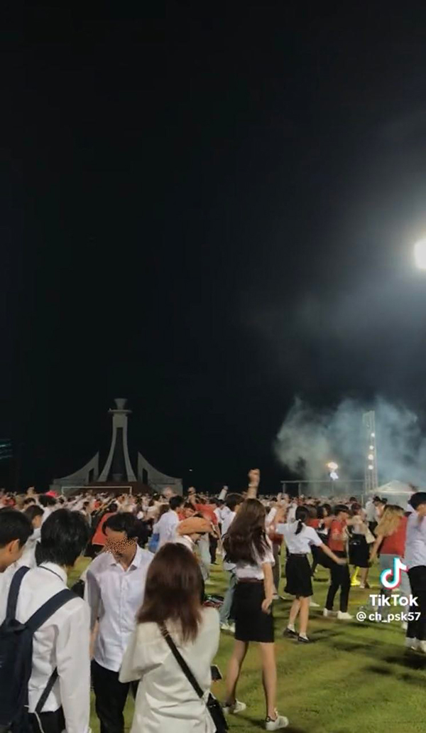 รับน้อง มข. สุดม่วน โชว์สเต็ปเพลงชาติ ทุ่งลุยลาย เมนต์สนั่นเหตุผลที่อยากเรียนที่นี่ รับน้อง มข. สุดม่วน โชว์สเต็ปเพลงชาติ ทุ่งลุยลาย เมนต์สนั่นเหตุผลที่อยากเรียนที่นี่