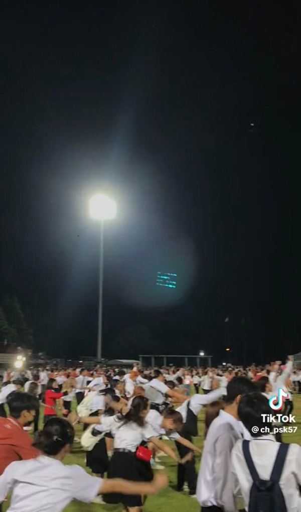 รับน้อง มข. สุดม่วน โชว์สเต็ปเพลงชาติ ทุ่งลุยลาย เมนต์สนั่นเหตุผลที่อยากเรียนที่นี่ รับน้อง มข. สุดม่วน โชว์สเต็ปเพลงชาติ ทุ่งลุยลาย เมนต์สนั่นเหตุผลที่อยากเรียนที่นี่