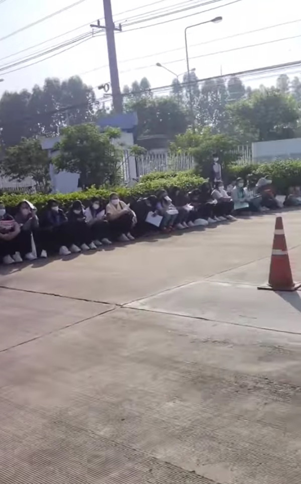 คนต่อแถวยาวเป็นกิโล สมัครงานโรงงานดัง พอไปส่องประกาศ คนต่อแถวยาวเป็นกิโล สมัครงานโรงงานดัง พอไปส่องประกาศ