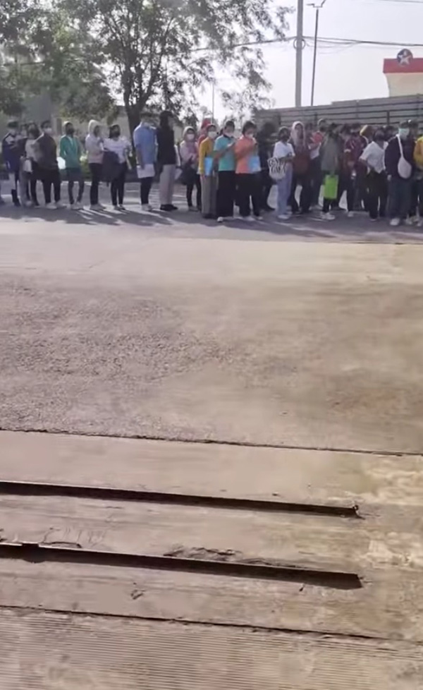 คนต่อแถวยาวเป็นกิโล สมัครงานโรงงานดัง พอไปส่องประกาศ คนต่อแถวยาวเป็นกิโล สมัครงานโรงงานดัง พอไปส่องประกาศ