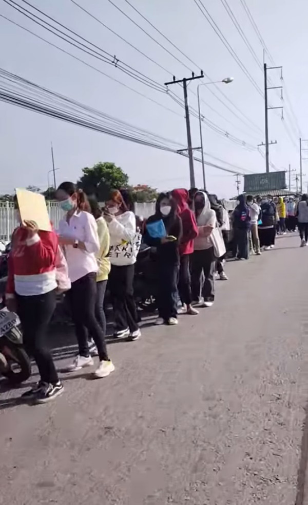 คนต่อแถวยาวเป็นกิโล สมัครงานโรงงานดัง พอไปส่องประกาศ คนต่อแถวยาวเป็นกิโล สมัครงานโรงงานดัง พอไปส่องประกาศ