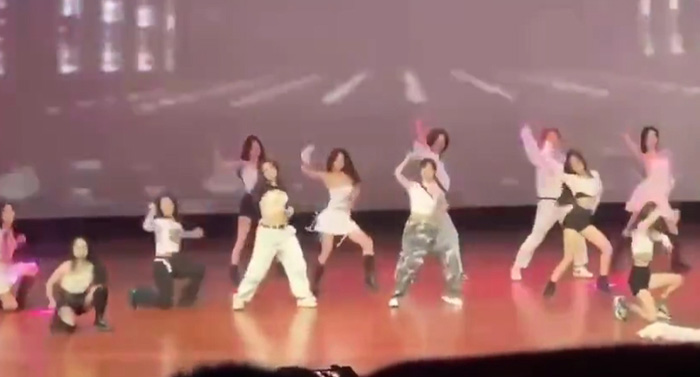 เต้น K POP เกาะอกหลุดเต้าโผล่ เต้น K POP เกาะอกหลุดเต้าโผล่