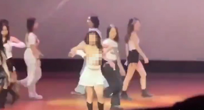 เต้น K POP เกาะอกหลุดเต้าโผล่ เต้น K POP เกาะอกหลุดเต้าโผล่