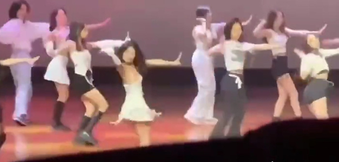 เต้น K POP เกาะอกหลุดเต้าโผล่ เต้น K POP เกาะอกหลุดเต้าโผล่