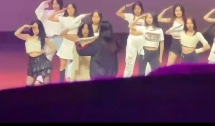 เต้น K POP เกาะอกหลุดเต้าโผล่ เต้น K POP เกาะอกหลุดเต้าโผล่