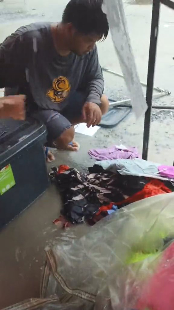 พ่อค้าเสื้อผ้าสุดท้อ ขายที่ตลาดนัดเจอพายุฝนถล่มร้าน เศร้าเก็บชุดเปียกจากพื้น พ่อค้าเสื้อผ้าสุดท้อ ขายที่ตลาดนัดเจอพายุฝนถล่มร้าน เศร้าเก็บชุดเปียกจากพื้น