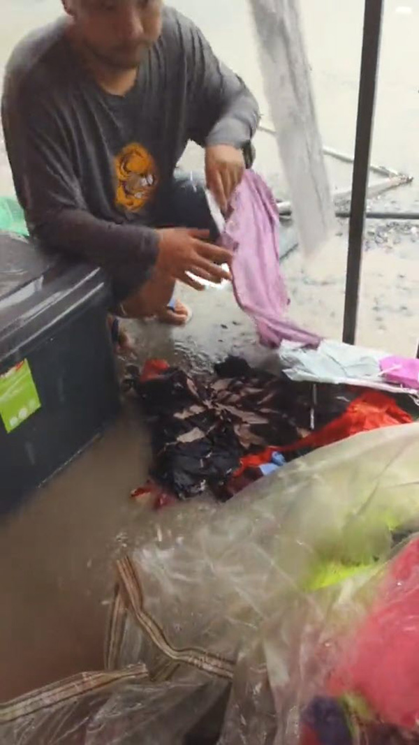 พ่อค้าเสื้อผ้าสุดท้อ ขายที่ตลาดนัดเจอพายุฝนถล่มร้าน เศร้าเก็บชุดเปียกจากพื้น พ่อค้าเสื้อผ้าสุดท้อ ขายที่ตลาดนัดเจอพายุฝนถล่มร้าน เศร้าเก็บชุดเปียกจากพื้น