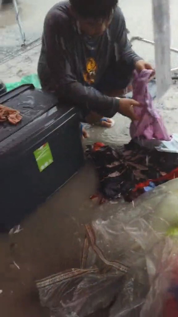 พ่อค้าเสื้อผ้าสุดท้อ ขายที่ตลาดนัดเจอพายุฝนถล่มร้าน เศร้าเก็บชุดเปียกจากพื้น พ่อค้าเสื้อผ้าสุดท้อ ขายที่ตลาดนัดเจอพายุฝนถล่มร้าน เศร้าเก็บชุดเปียกจากพื้น