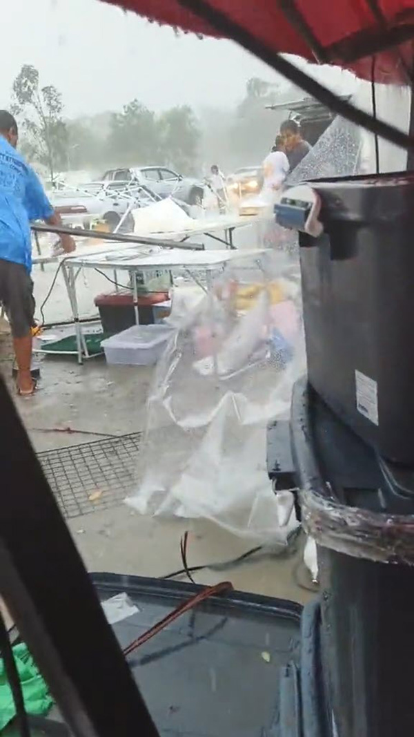 พ่อค้าเสื้อผ้าสุดท้อ ขายที่ตลาดนัดเจอพายุฝนถล่มร้าน เศร้าเก็บชุดเปียกจากพื้น พ่อค้าเสื้อผ้าสุดท้อ ขายที่ตลาดนัดเจอพายุฝนถล่มร้าน เศร้าเก็บชุดเปียกจากพื้น