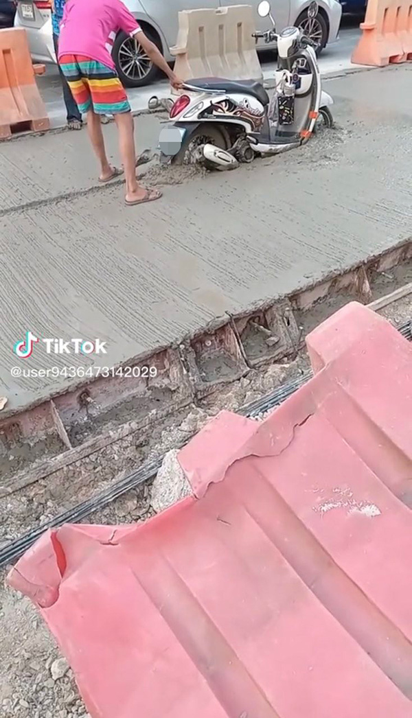 มอเตอร์ไซค์เปิดเลนด่วน ไม่รู้ปูนไม่แห้ง กะหนีรถติดสุดท้ายติดแหง็ก มอเตอร์ไซค์เปิดเลนด่วน ไม่รู้ปูนไม่แห้ง กะหนีรถติดสุดท้ายติดแหง็ก