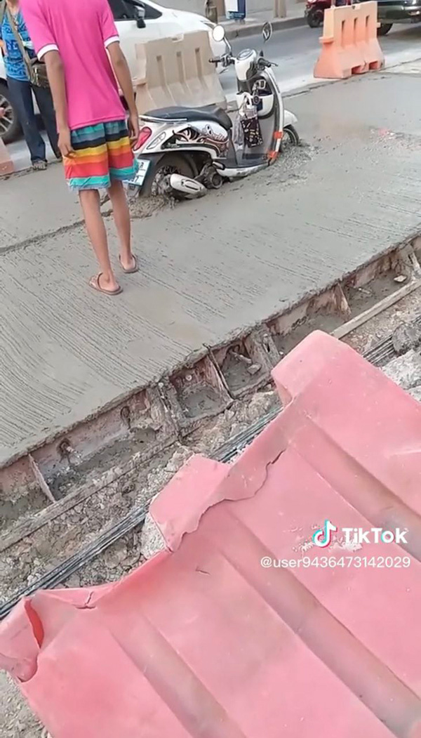 มอเตอร์ไซค์เปิดเลนด่วน ไม่รู้ปูนไม่แห้ง กะหนีรถติดสุดท้ายติดแหง็ก มอเตอร์ไซค์เปิดเลนด่วน ไม่รู้ปูนไม่แห้ง กะหนีรถติดสุดท้ายติดแหง็ก