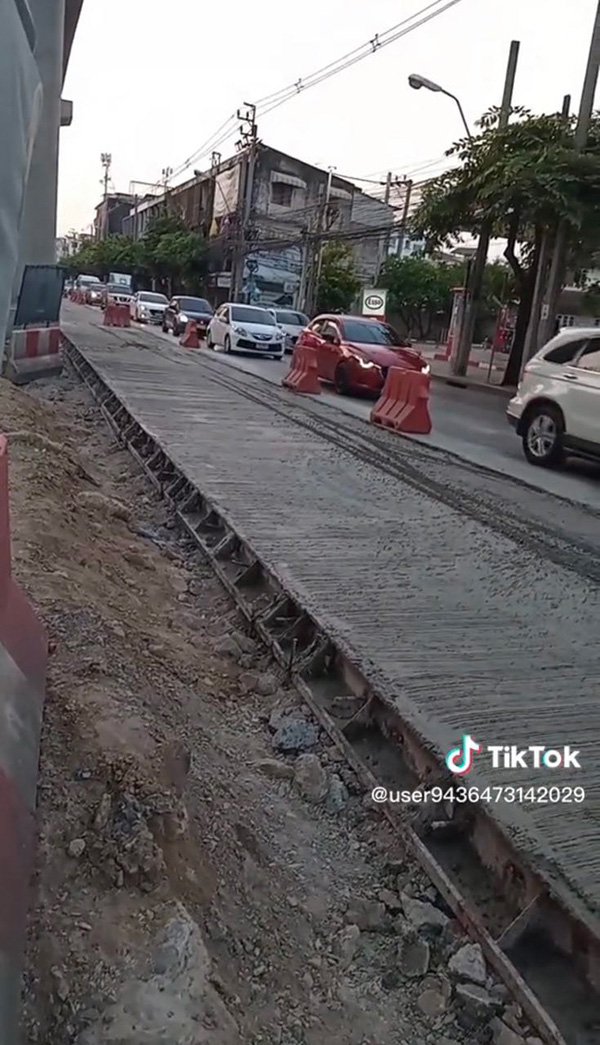 มอเตอร์ไซค์เปิดเลนด่วน ไม่รู้ปูนไม่แห้ง กะหนีรถติดสุดท้ายติดแหง็ก มอเตอร์ไซค์เปิดเลนด่วน ไม่รู้ปูนไม่แห้ง กะหนีรถติดสุดท้ายติดแหง็ก