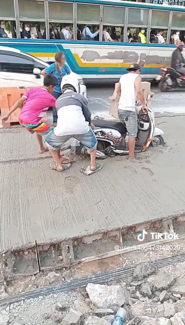 มอเตอร์ไซค์เปิดเลนด่วน ไม่รู้ปูนไม่แห้ง กะหนีรถติดสุดท้ายติดแหง็ก มอเตอร์ไซค์เปิดเลนด่วน ไม่รู้ปูนไม่แห้ง กะหนีรถติดสุดท้ายติดแหง็ก