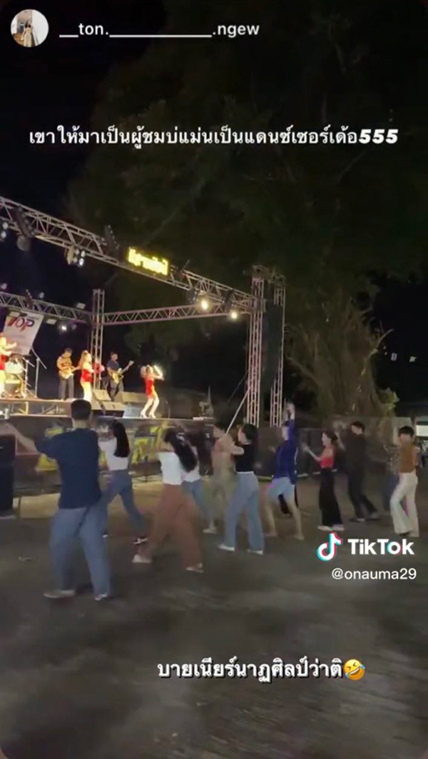 แก๊งนาฏศิลป์มาดูหมอลำ เป็นผู้ชมมันไม่ถึงใจ แก๊งนาฏศิลป์มาดูหมอลำ เป็นผู้ชมมันไม่ถึงใจ