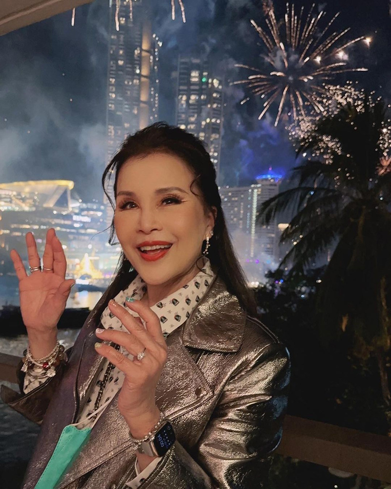 ทูลกระหม่อมฯ เอนจอยคอนเสิร์ต BLACKPINK ทรงโบกแท่งไฟ ทูลกระหม่อมฯ เอนจอยคอนเสิร์ต BLACKPINK ทรงโบกแท่งไฟ