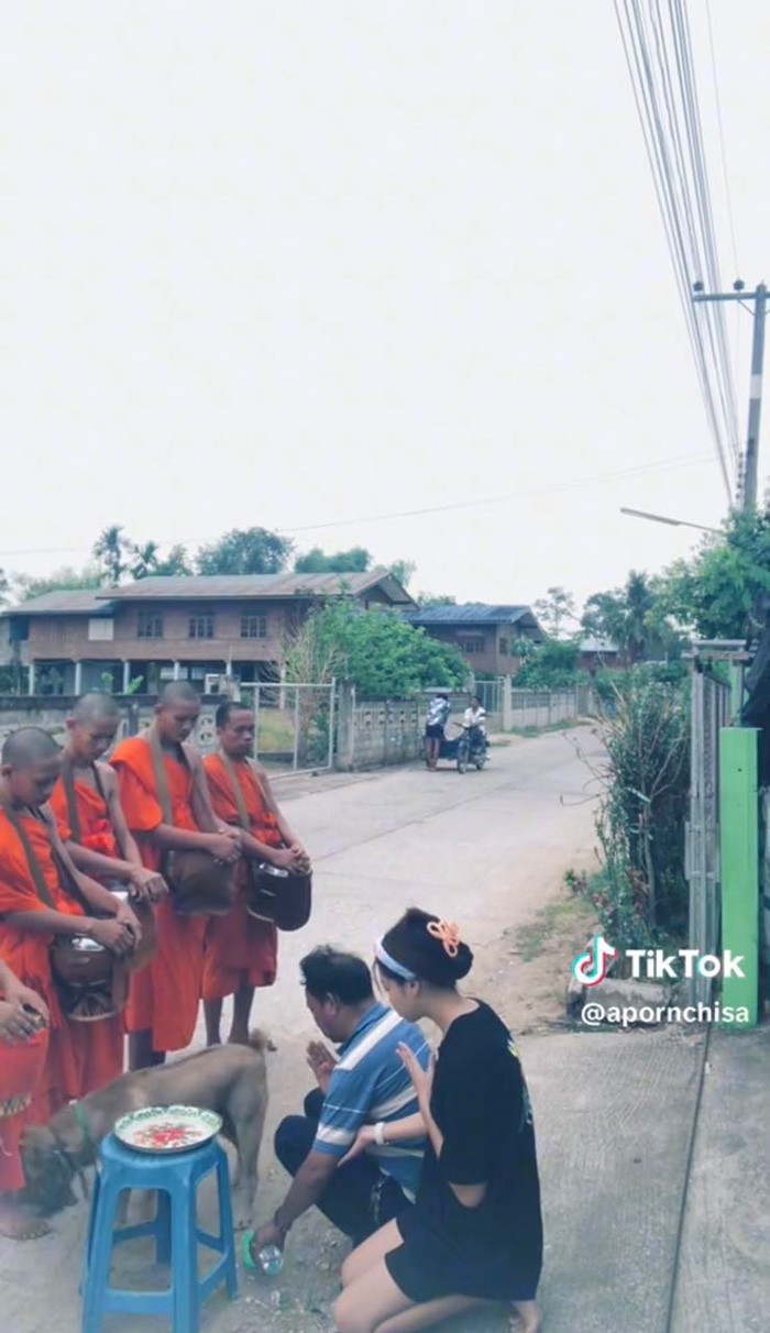 เมื่อพ่อกำลัง กรวดน้ำ เจอหมาแสบทำแบบนี้ บทสวดถึงกับสะดุด พระยังขำ เมื่อพ่อกำลัง กรวดน้ำ เจอหมาแสบทำแบบนี้ บทสวดถึงกับสะดุด พระยังขำ