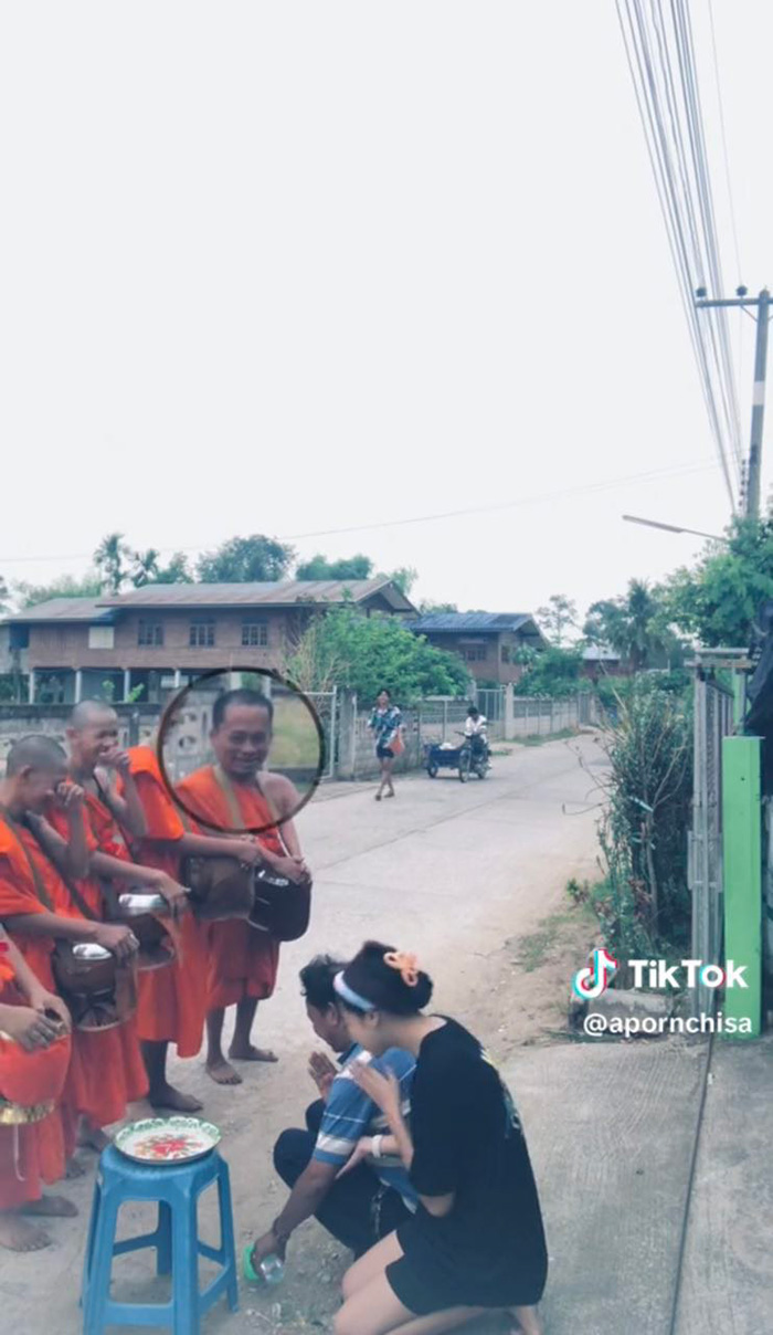 เมื่อพ่อกำลัง กรวดน้ำ เจอหมาแสบทำแบบนี้ บทสวดถึงกับสะดุด พระยังขำ เมื่อพ่อกำลัง กรวดน้ำ เจอหมาแสบทำแบบนี้ บทสวดถึงกับสะดุด พระยังขำ