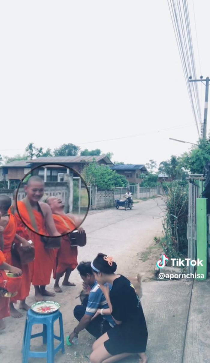 เมื่อพ่อกำลัง กรวดน้ำ เจอหมาแสบทำแบบนี้ บทสวดถึงกับสะดุด พระยังขำ เมื่อพ่อกำลัง กรวดน้ำ เจอหมาแสบทำแบบนี้ บทสวดถึงกับสะดุด พระยังขำ