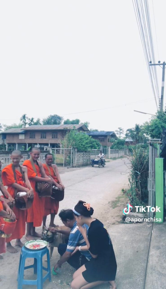 อ เมื่อพ่อกำลัง กรวดน้ำ เจอหมาแสบทำแบบนี้ บทสวดถึงกับสะดุด พระยังขำ