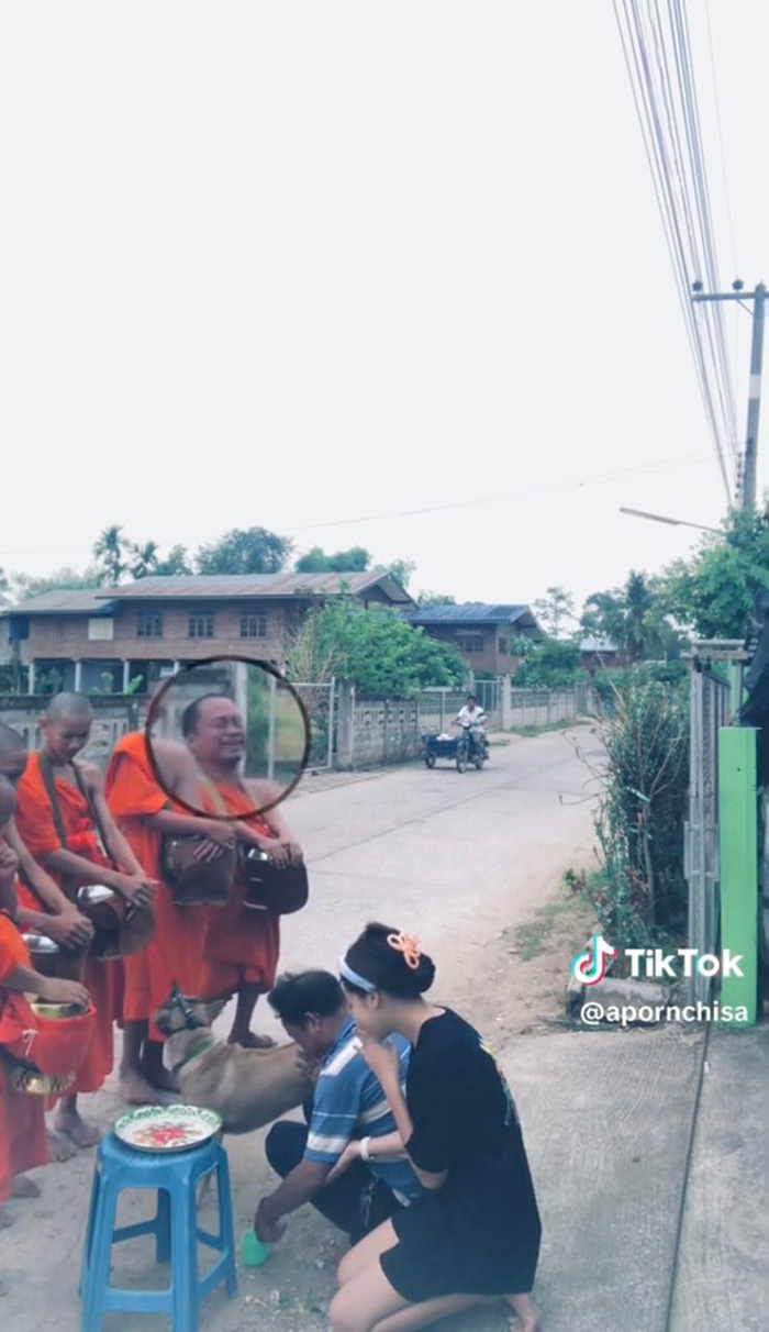 เมื่อพ่อกำลัง กรวดน้ำ เจอหมาแสบทำแบบนี้ บทสวดถึงกับสะดุด พระยังขำ เมื่อพ่อกำลัง กรวดน้ำ เจอหมาแสบทำแบบนี้ บทสวดถึงกับสะดุด พระยังขำ