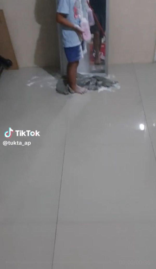 ลูกสาวบอกเล่นน้ำ แต่หันมามีสะดุ้ง ลูกสาวบอกเล่นน้ำ แต่หันมามีสะดุ้ง