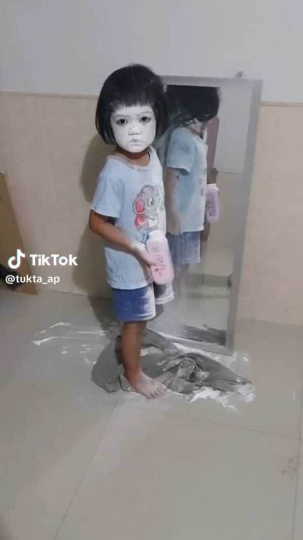 ลูกสาวบอกเล่นน้ำ แต่หันมามีสะดุ้ง ลูกสาวบอกเล่นน้ำ แต่หันมามีสะดุ้ง