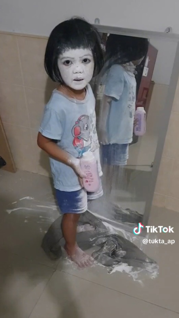 ลูกสาวบอกเล่นน้ำ แต่หันมามีสะดุ้ง ลูกสาวบอกเล่นน้ำ แต่หันมามีสะดุ้ง