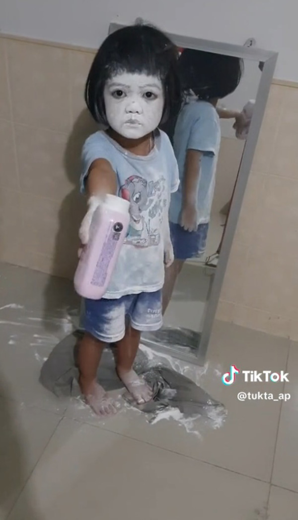 ลูกสาวบอกเล่นน้ำ แต่หันมามีสะดุ้ง ลูกสาวบอกเล่นน้ำ แต่หันมามีสะดุ้ง