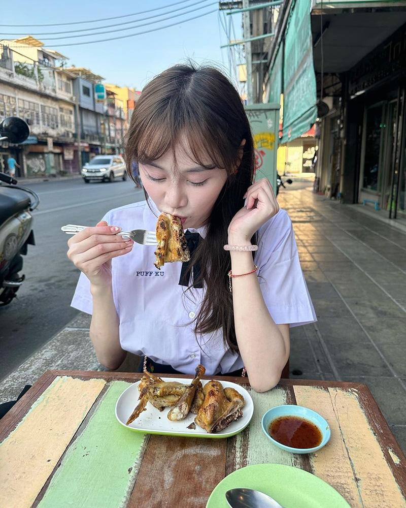 เปิดวาร์ป JAI WEI KU สาวไต้หวันในชุดนักเรียน ผู้พิชิตข้าวมันไก่ 3 กก เปิดวาร์ป JAI WEI KU สาวไต้หวันในชุดนักเรียน ผู้พิชิตข้าวมันไก่ 3 กก