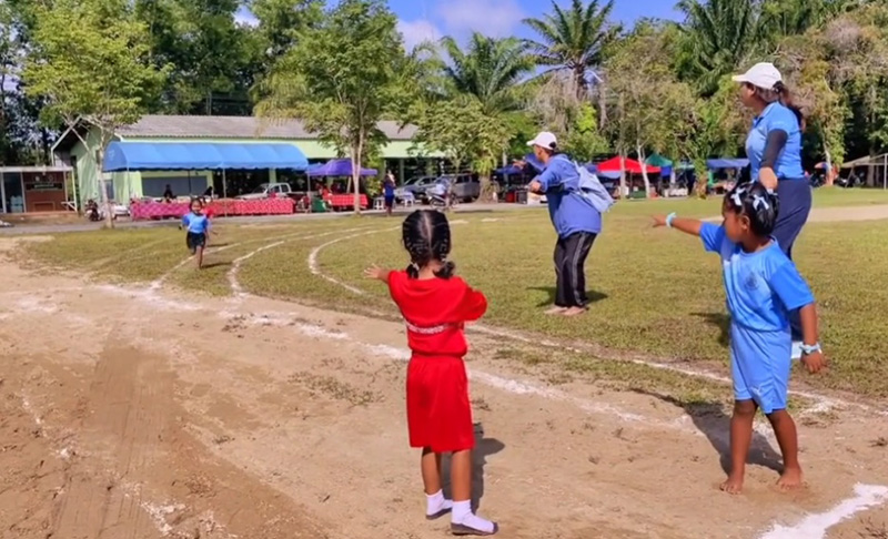 ไวรัลวิ่งผลัดเด็กน้อย แข่งกันอยู่ 2 สี พีคตรงคิวส่งไม้ มันไม่ใช่แบบนั้นลูกกกก ไวรัลวิ่งผลัดเด็กน้อย แข่งกันอยู่ 2 สี พีคตรงคิวส่งไม้ มันไม่ใช่แบบนั้นลูกกกก