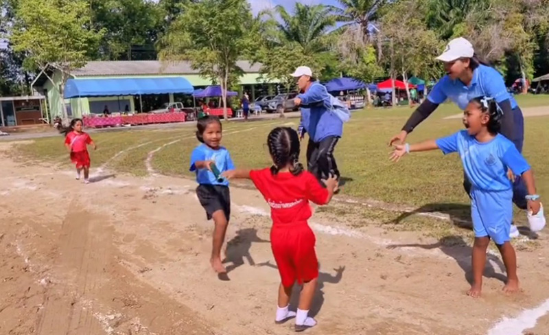 ไวรัลวิ่งผลัดเด็กน้อย แข่งกันอยู่ 2 สี พีคตรงคิวส่งไม้ มันไม่ใช่แบบนั้นลูกกกก ไวรัลวิ่งผลัดเด็กน้อย แข่งกันอยู่ 2 สี พีคตรงคิวส่งไม้ มันไม่ใช่แบบนั้นลูกกกก