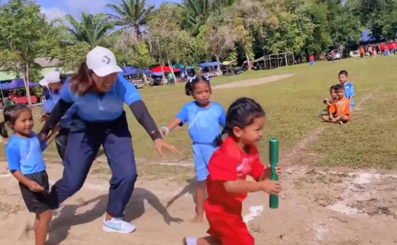ไวรัลวิ่งผลัดเด็กน้อย แข่งกันอยู่ 2 สี พีคตรงคิวส่งไม้ มันไม่ใช่แบบนั้นลูกกกก ไวรัลวิ่งผลัดเด็กน้อย แข่งกันอยู่ 2 สี พีคตรงคิวส่งไม้ มันไม่ใช่แบบนั้นลูกกกก