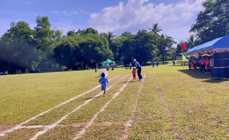 ไวรัลวิ่งผลัดเด็กน้อย แข่งกันอยู่ 2 สี พีคตรงคิวส่งไม้ มันไม่ใช่แบบนั้นลูกกกก ไวรัลวิ่งผลัดเด็กน้อย แข่งกันอยู่ 2 สี พีคตรงคิวส่งไม้ มันไม่ใช่แบบนั้นลูกกกก