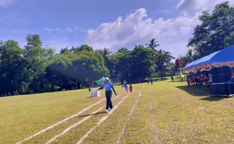 ไวรัลวิ่งผลัดเด็กน้อย แข่งกันอยู่ 2 สี พีคตรงคิวส่งไม้ มันไม่ใช่แบบนั้นลูกกกก ไวรัลวิ่งผลัดเด็กน้อย แข่งกันอยู่ 2 สี พีคตรงคิวส่งไม้ มันไม่ใช่แบบนั้นลูกกกก