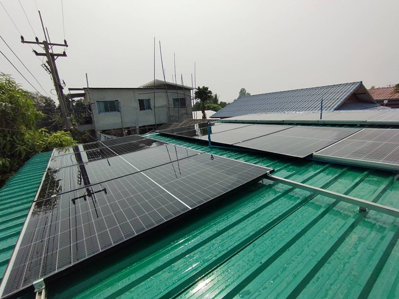 หนุ่มติดโซลาร์เซลล์ เปิดแอร์กลางวัน 4 ตัว หนุ่มติดโซลาร์เซลล์ เปิดแอร์กลางวัน 4 ตัว