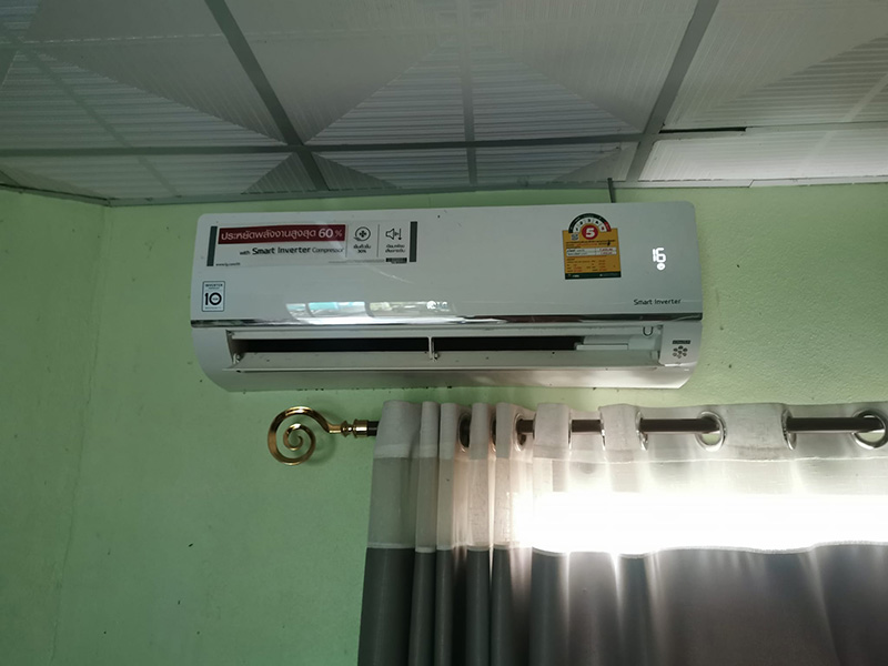 หนุ่มติดโซลาร์เซลล์ เปิดแอร์กลางวัน 4 ตัว หนุ่มติดโซลาร์เซลล์ เปิดแอร์กลางวัน 4 ตัว