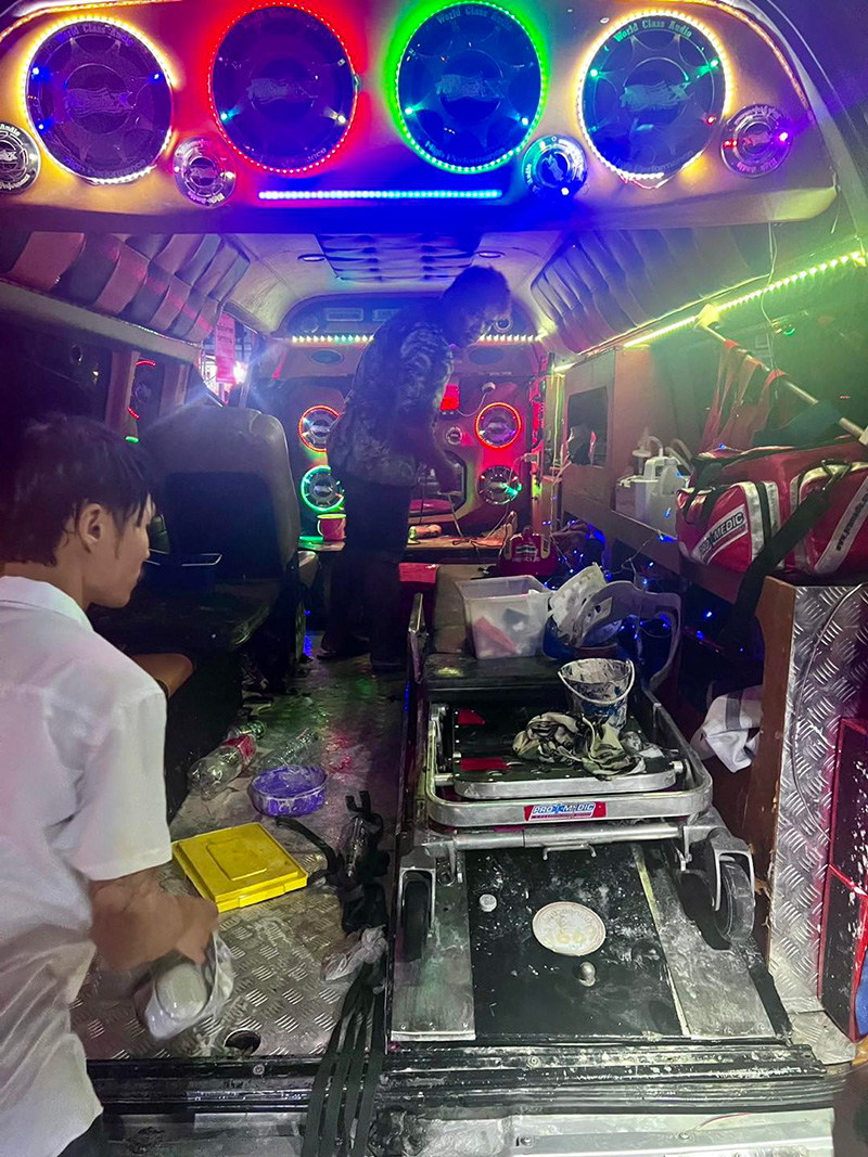 ตร จับรถเครื่องเสียงกระหึ่ม แต่ดูดี นี่ Ambulance แต่งรถจัดเต็ม ตร จับรถเครื่องเสียงกระหึ่ม แต่ดูดี นี่ Ambulance แต่งรถจัดเต็ม