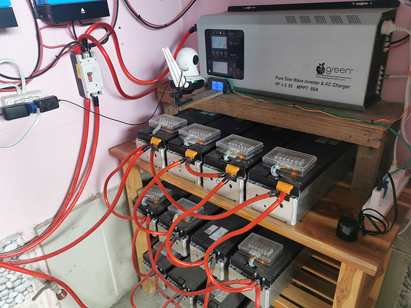 หนุ่มติดโซลาร์เซลล์ เปิดแอร์กลางวัน 4 ตัว หนุ่มติดโซลาร์เซลล์ เปิดแอร์กลางวัน 4 ตัว