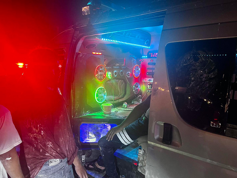 ตร จับรถเครื่องเสียงกระหึ่ม แต่ดูดี นี่ Ambulance แต่งรถจัดเต็ม ตร จับรถเครื่องเสียงกระหึ่ม แต่ดูดี นี่ Ambulance แต่งรถจัดเต็ม