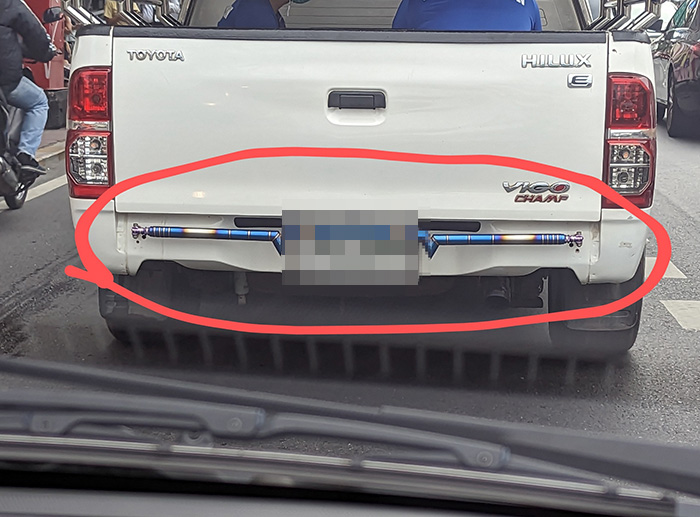 ฝรั่งเกาหัว ถามรถกระบะไทยทำไมต้องติดแท่งปริศนา เพื่ออะไร สุดพีคมีคนรู้ลึก ฝรั่งเกาหัว ถามรถกระบะไทยทำไมต้องติดแท่งปริศนา เพื่ออะไร สุดพีคมีคนรู้ลึก