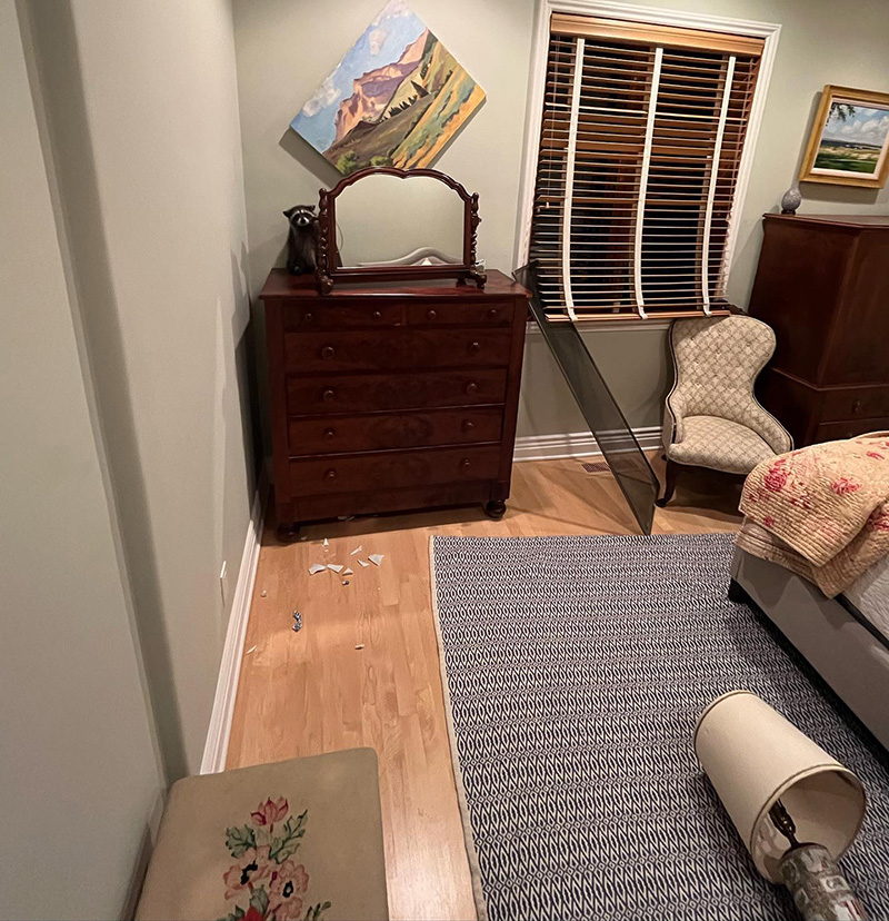 ผู้บุกรุก นั่งตาใส ผู้บุกรุก นั่งตาใส