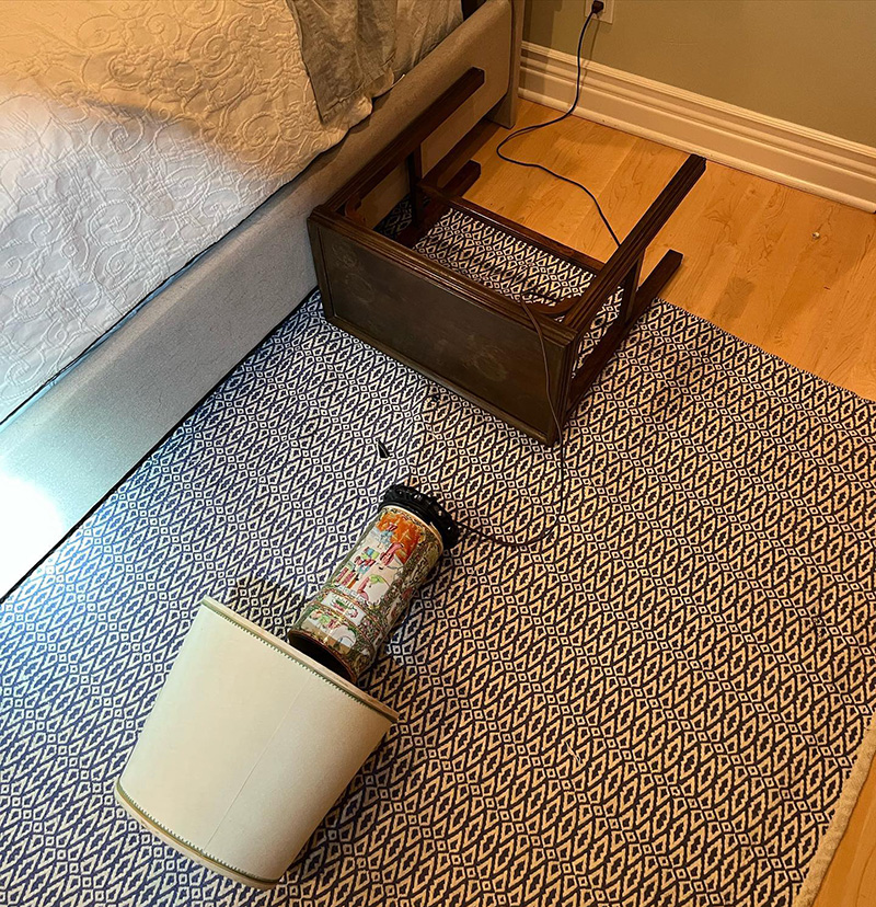 ผู้บุกรุก นั่งตาใส ผู้บุกรุก นั่งตาใส