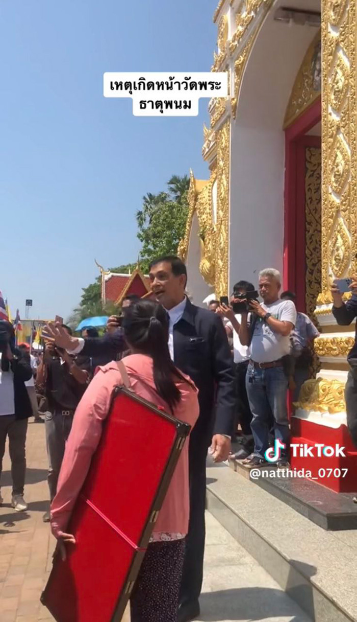 นาทีชุลมุน ทนายอนันต์ชัย เปิดศึก ร้านค้านับ 100 ปมขายของรุกที่วัดพระธาตุพนม นาทีชุลมุน ทนายอนันต์ชัย เปิดศึก ร้านค้านับ 100 ปมขายของรุกที่วัดพระธาตุพนม