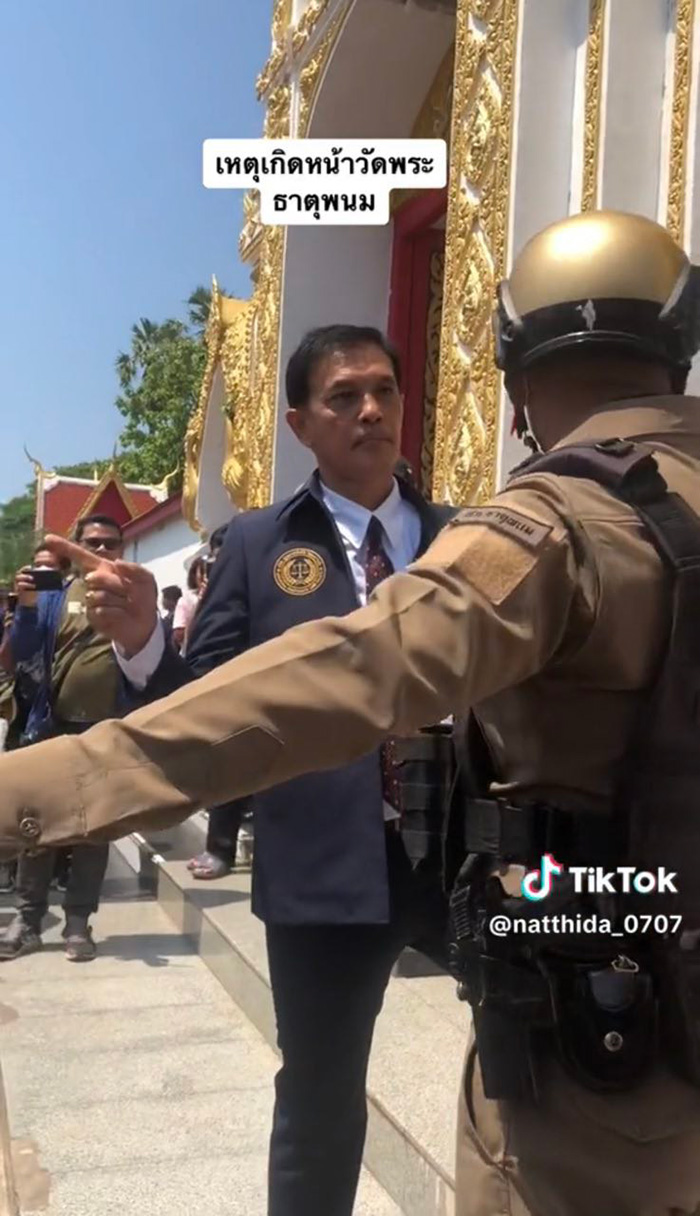 นาทีชุลมุน ทนายอนันต์ชัย เปิดศึก ร้านค้านับ 100 ปมขายของรุกที่วัดพระธาตุพนม นาทีชุลมุน ทนายอนันต์ชัย เปิดศึก ร้านค้านับ 100 ปมขายของรุกที่วัดพระธาตุพนม