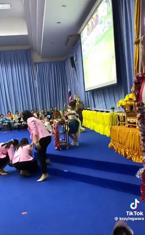 เด็กโชว์ดีดไห เด็กโชว์ดีดไห